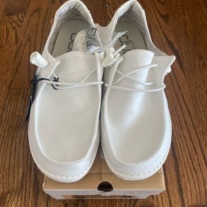 Chambray white - size women's 8 Hey Dude sneakers